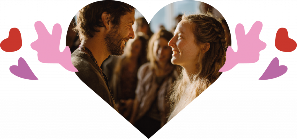 Couple avec coeurs de couleurs volants autour